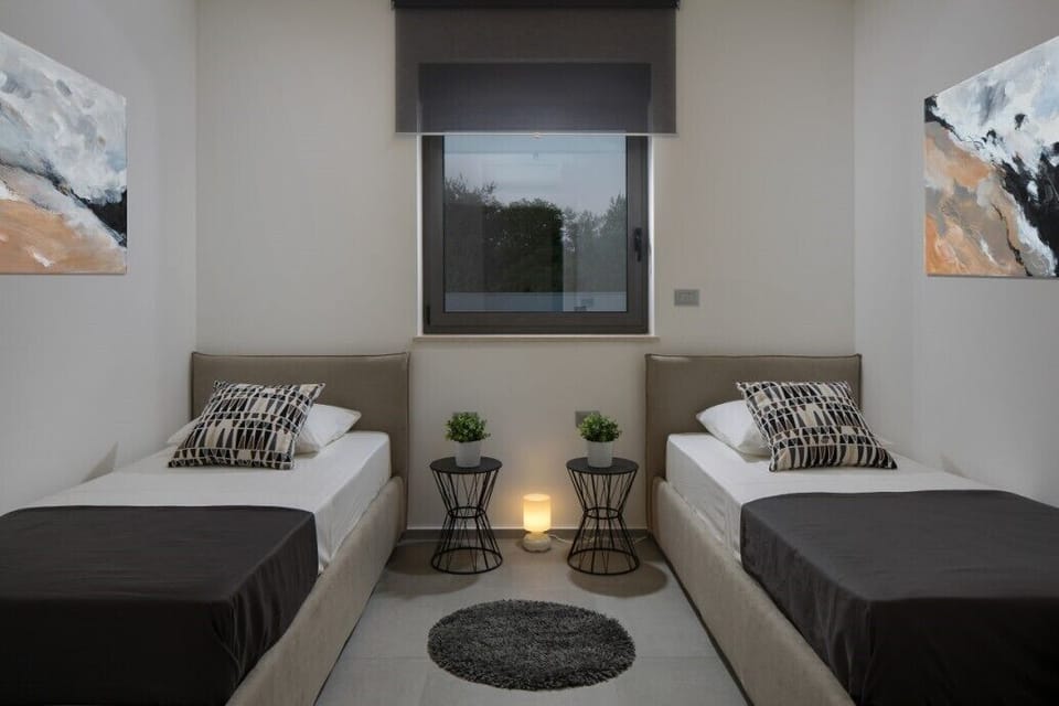 Bedroom with 2 single beds 