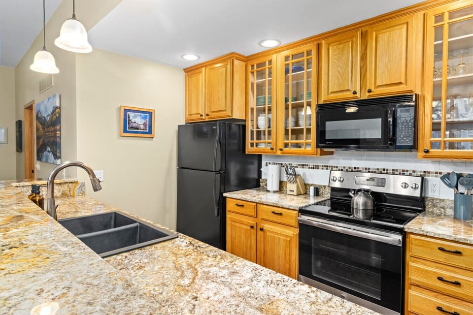 Well Equipped & Stocked Kitchen