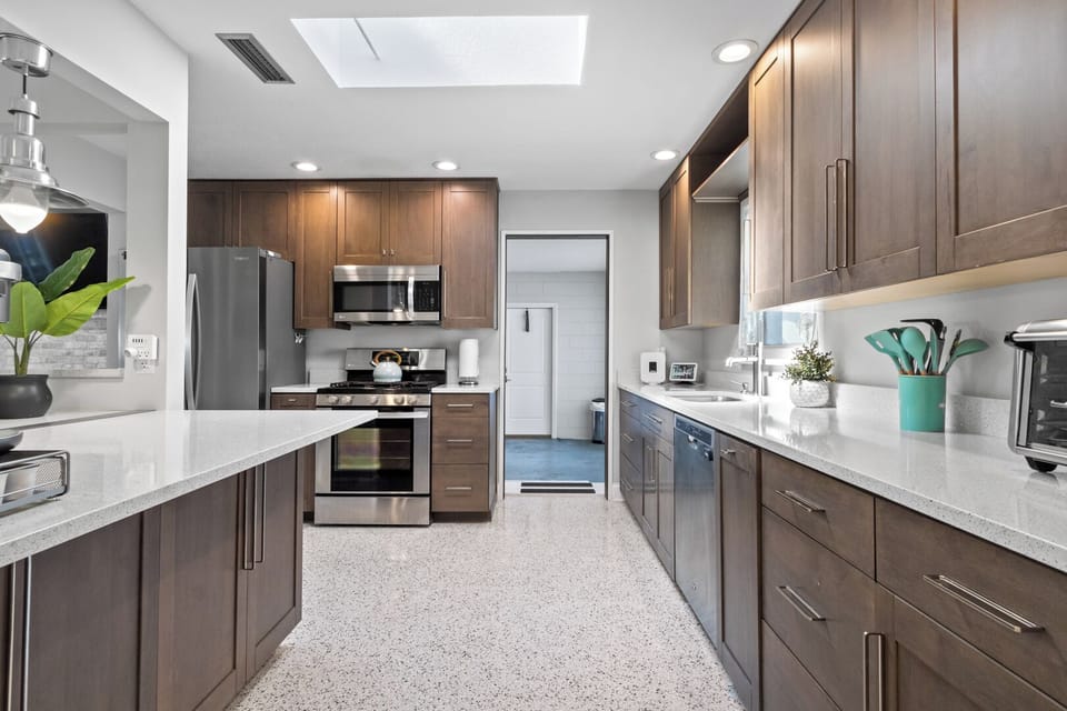Sleek & modern fully equipped kitchen