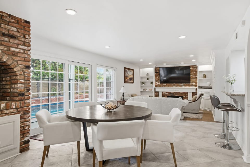 Spacious 4BR Huntington Beach Getaway House in Huntington Beach
