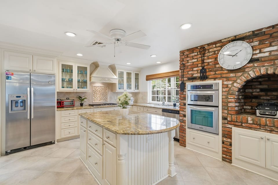Spacious 4BR Huntington Beach Getaway House in Huntington Beach