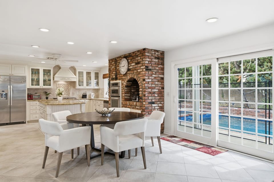 Spacious 4BR Huntington Beach Getaway House in Huntington Beach