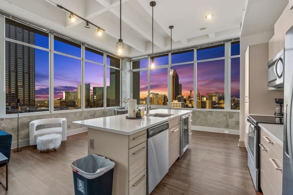 Cook, snack, or gather with ease in a spacious kitchen that blends function and atmosphere. Ideal for casual meals, morning coffee, or hosting light dinners while enjoying the city energy outside.
