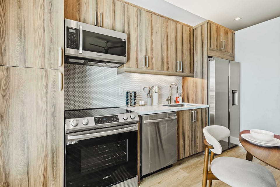Cook comfortably in a modern kitchen with full size appliances and generous counter space. Everything is thoughtfully arranged to make daily meals easy, whether you are staying a few nights or settling in longer.