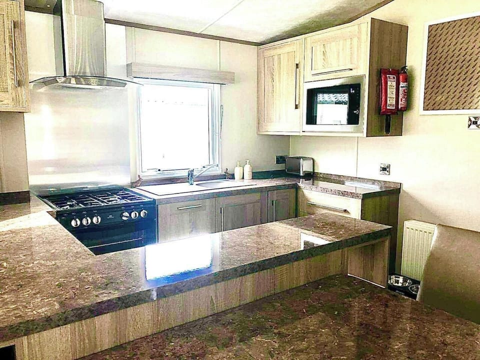 Spacious kitchen with gas oven/hob, air-fryer, integrated microwaves, kettle, toaster and fridge-freezer (not pictured)