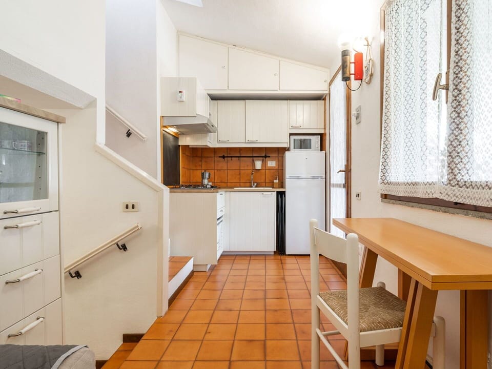 Kitchen, Major Appliance, Wood, Countertop, Interior Design, Flooring, Furniture, Floor, Ceiling, Kitchen Appliance