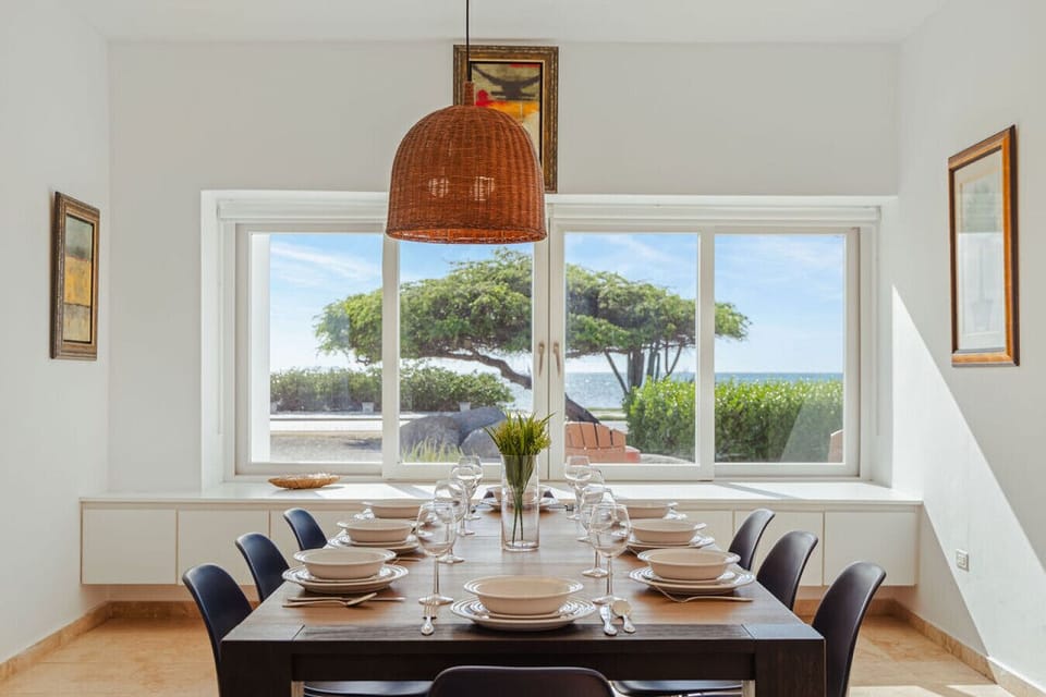 Enjoy every meal with a bright, breezy ocean view right outside your window.