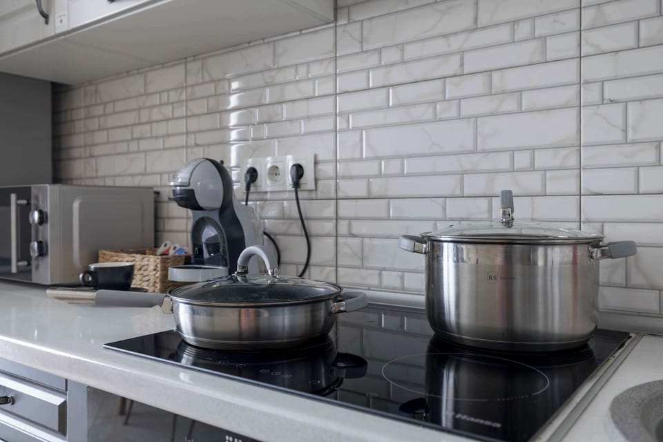 Everything needed to cook meals at homem, from pots and pans to baking sheets and cooking utensils.