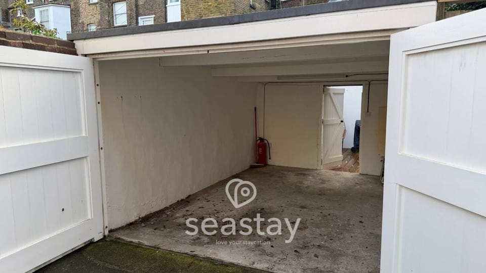 Private Large Garage - Royal Harbour Lookout hosted by Seastay - seastay.co.uk