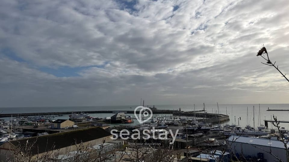 Harbour View - Royal Harbour Lookout hosted by Seastay - seastay.co.uk