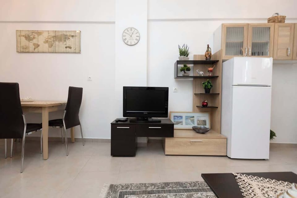 Comfortable living room with dining table and fully equipped kitchen.