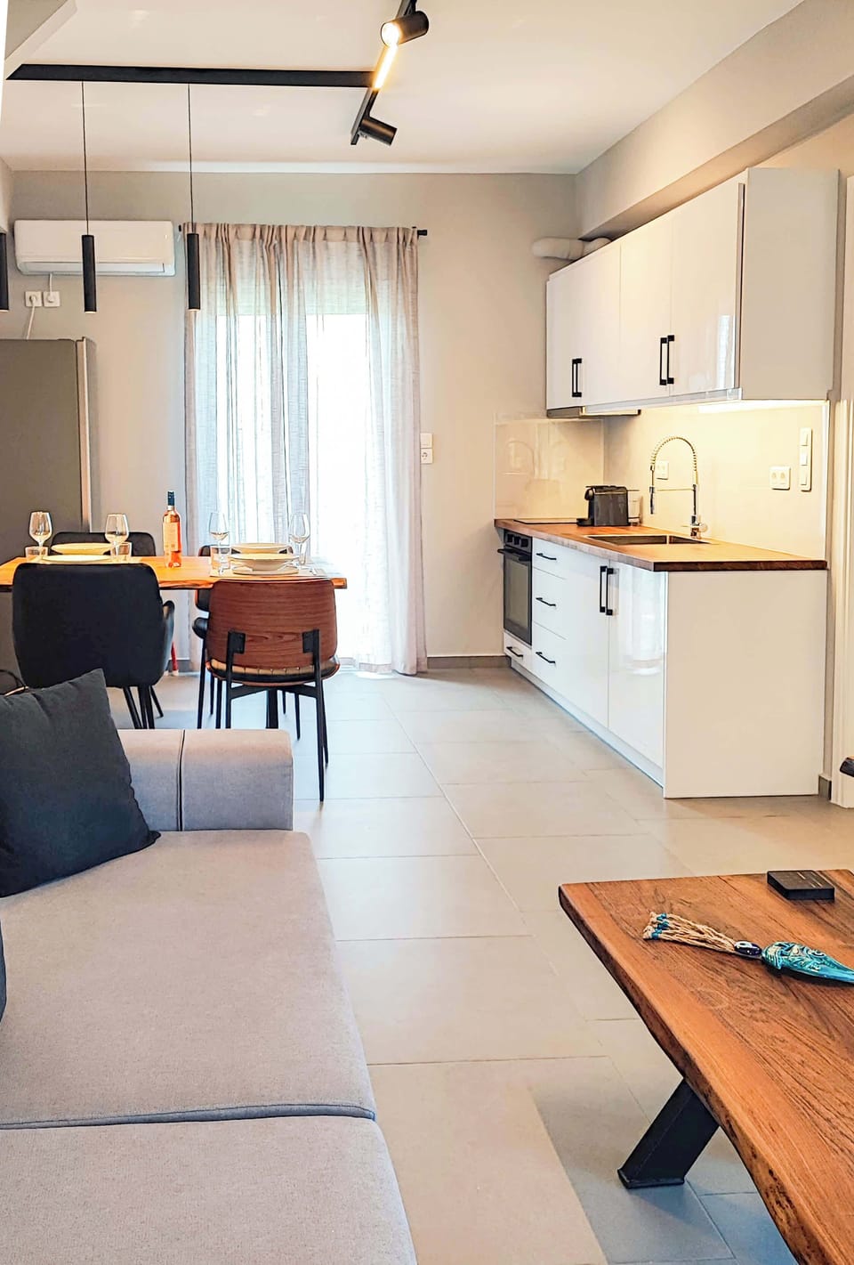 Stylish open-plan interior combining the living room, dining area and modern kitchen. A bright and inviting space designed for comfort, perfect for relaxing after visiting nearby beaches, restaurants and local attractions