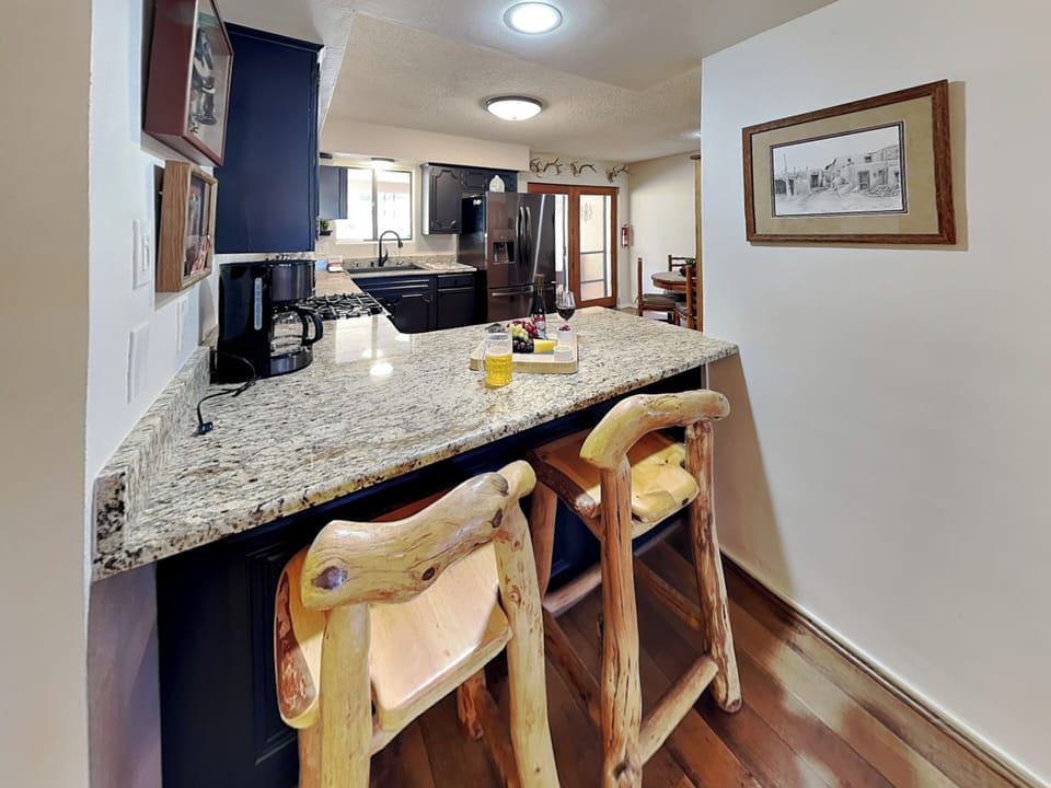 Full Kitchen - Countertop Seating For 2