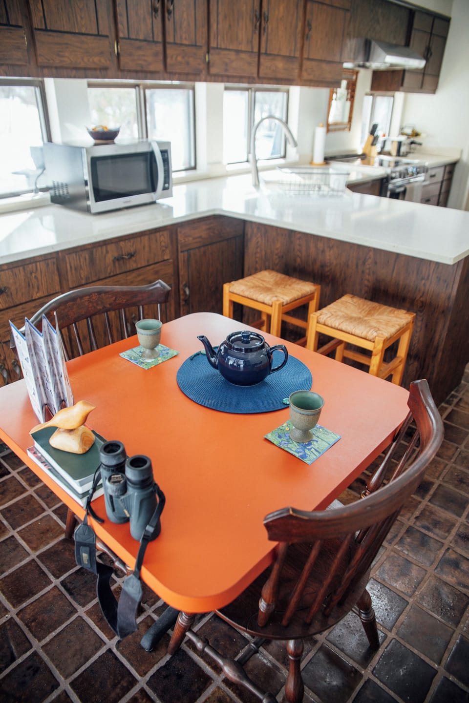 Sunny, well-equipped kitchen with breakfast nook for bird watching.