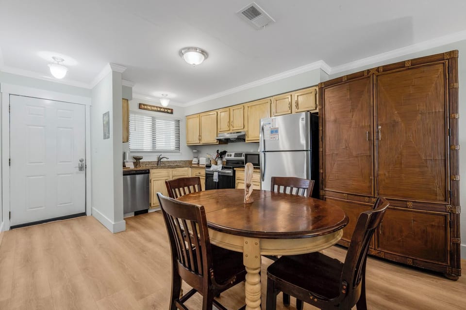 Seating for four at the dining table
