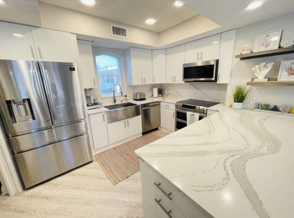 Fully appointed beautiful kitchen