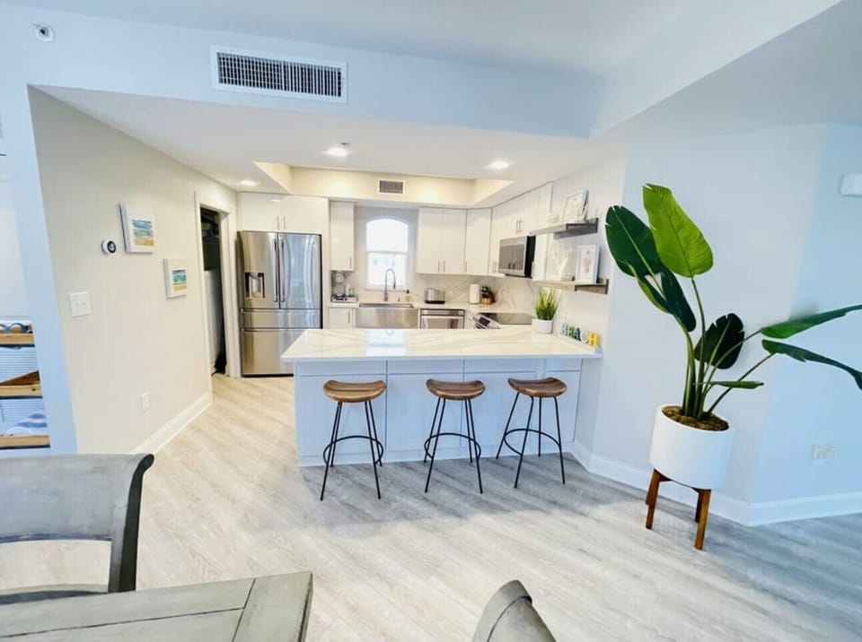 Chefs kitchen with breakfast bar