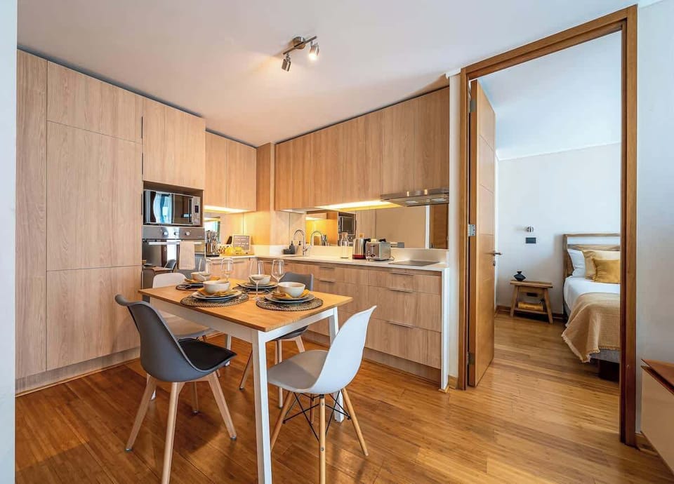 Zona comedor con utensilios y elementos de cocina completo.