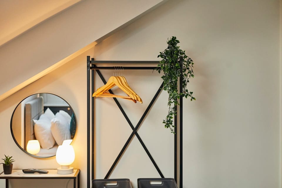 Langley Hotel Apt 10, Whitby - Host & Stay