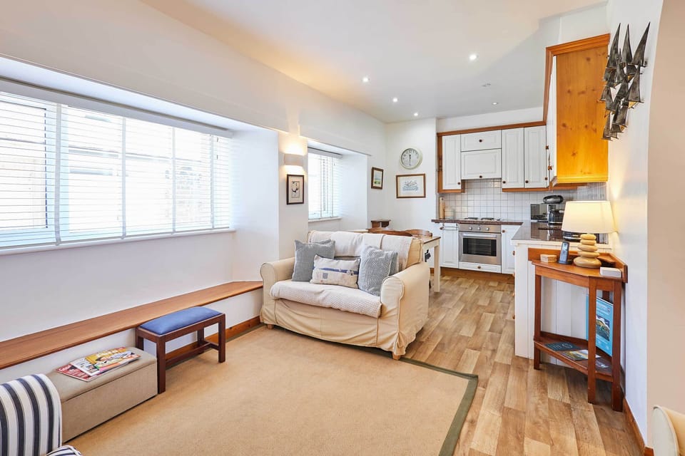 Spinnaker, Low Newton-by-the-Sea - Host & Stay