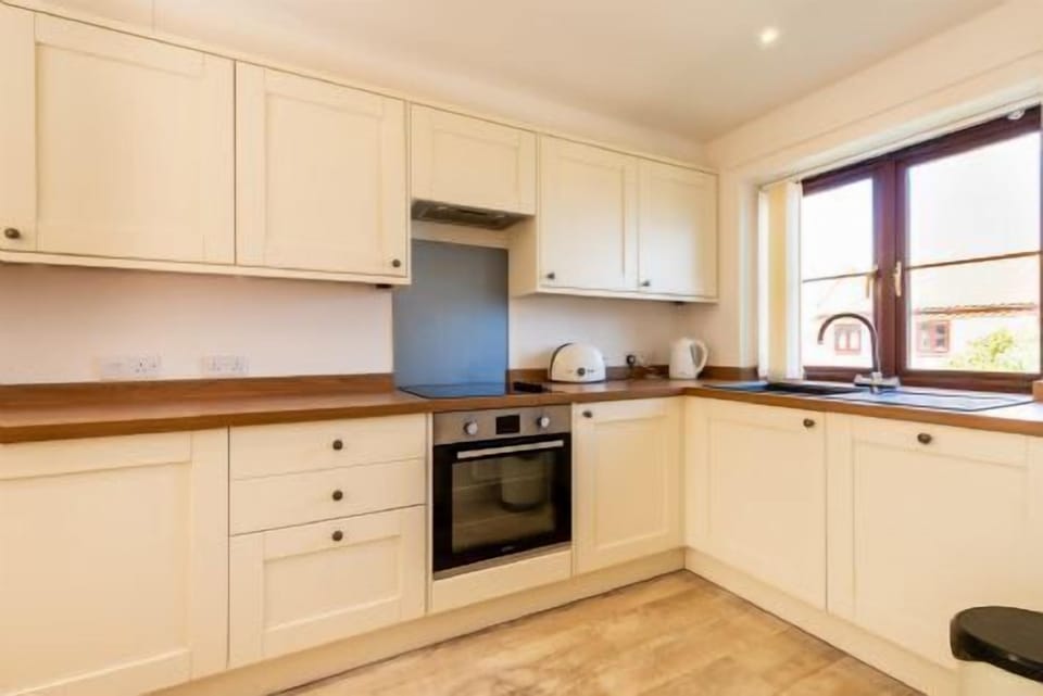 Tystie Cottage, Holt - Host & Stay