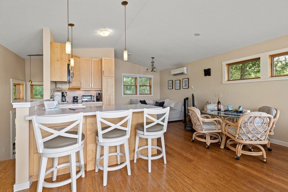 Kitchen | Breakfast Bar Seating | Open Layout
