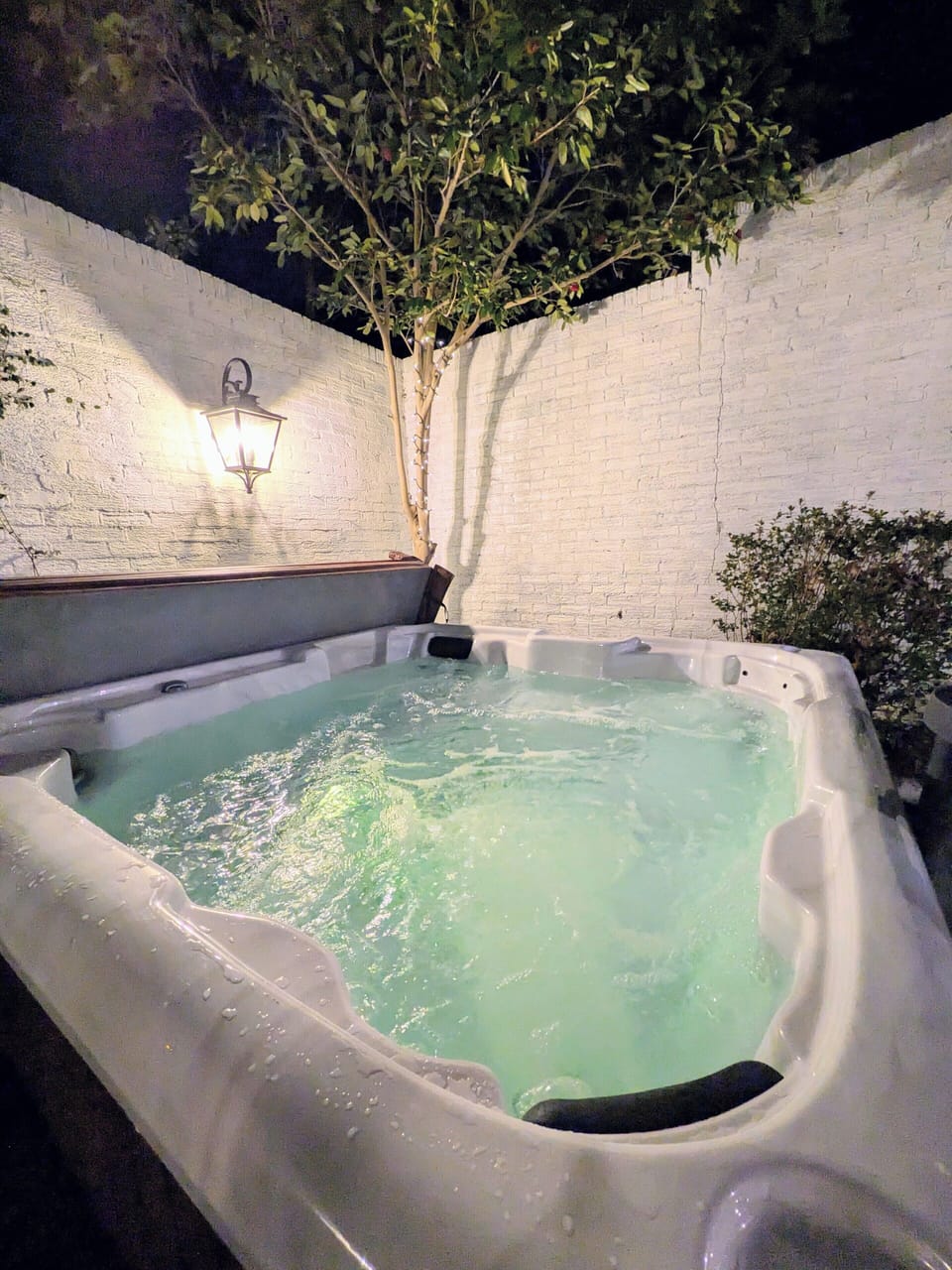 Outdoor spa tub