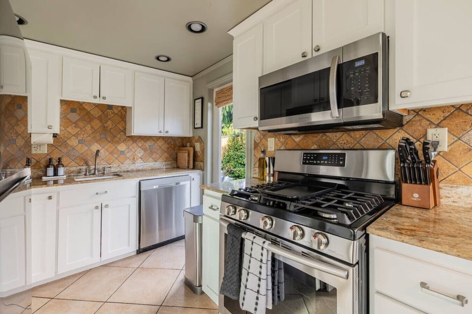 Kitchen + Dining Nook Where mornings begin and evenings linger. The eat-in nook, framed by oversized windows and topped with a sculptural pendant, offers an intimate setting for every meal.