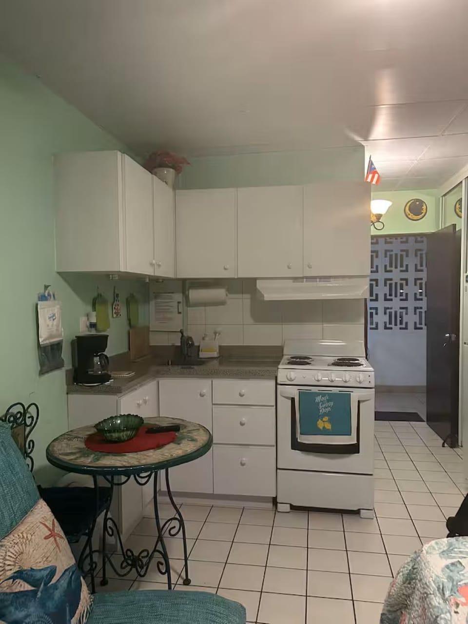 Oceanview! Cozy Studio Just Steps from the Beach House in Carolina
