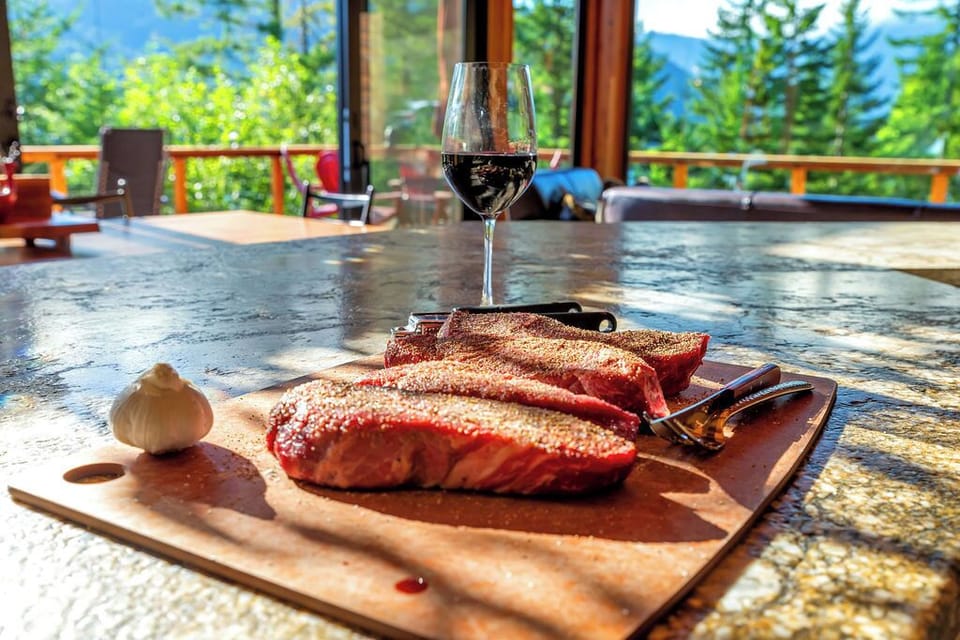 Eat like kings or hit the easy button.  You won't lack for kitchen amenities.