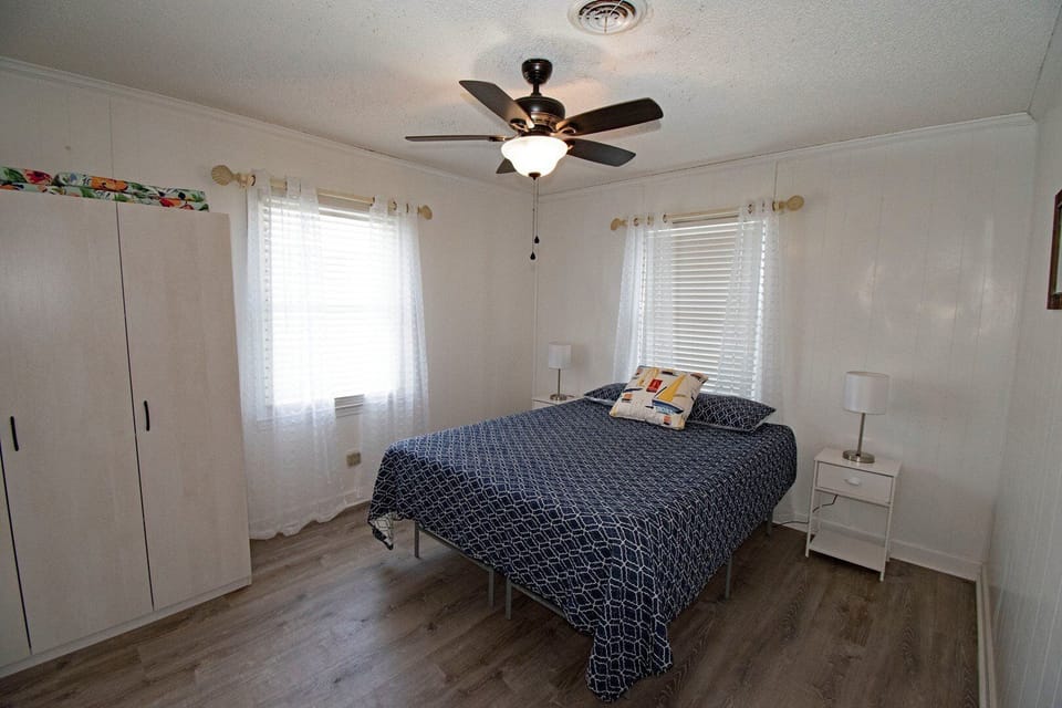Bedroom 4, Queen bed