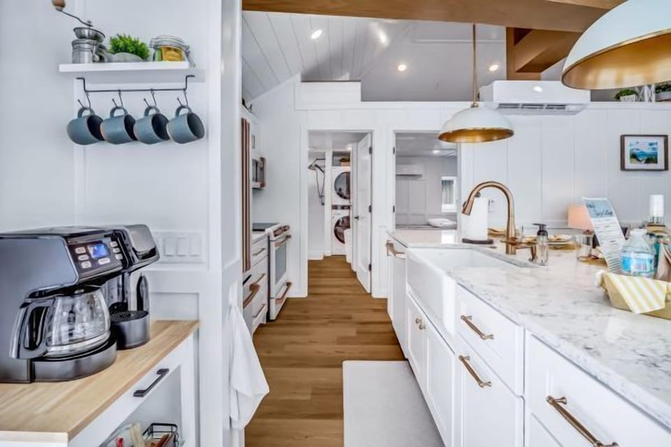 Sunrise cottage - Fully equipped kitchen, warm and inviting for winter cooking and cozy meals.