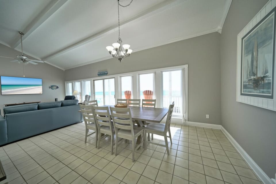 Gather in a luminous space where vaulted ceilings and panoramic gulf views create an unforgettable coastal ambiance.
