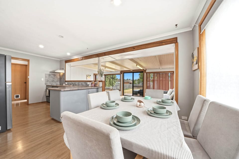 Bright dining space ideal for family dinners near Salamanca