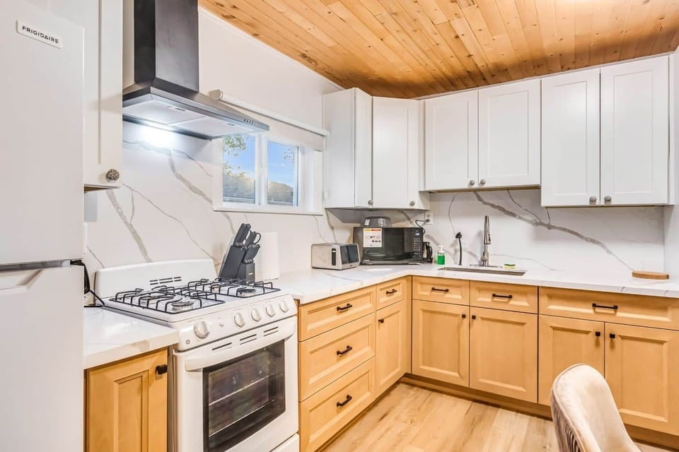 Cottage9kitchenview2