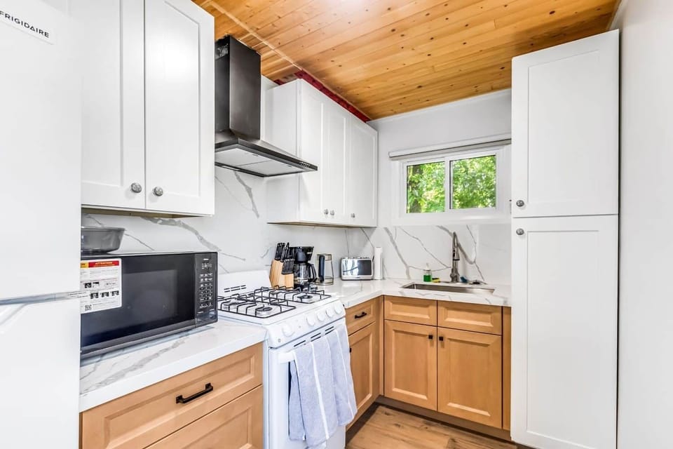Cottage5kitchenview2