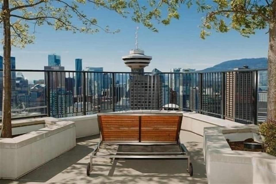 Downtown Luxury Condo with Mountain Views, Walk to Restaurants & Attractions