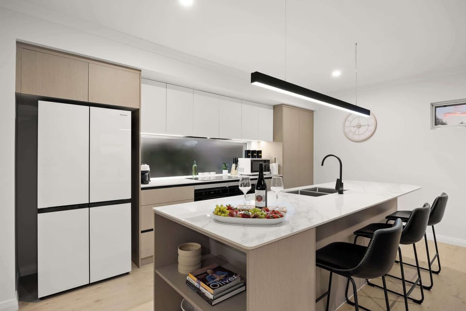 Full Kitchen - Dishes & Cutlery, Cooking Basics, Dishwasher, Air Conditioning, Fridge/Freezer, Coffee Machine, Oven, Induction Stovetop, Cookware, Heating, Wine Glasses
