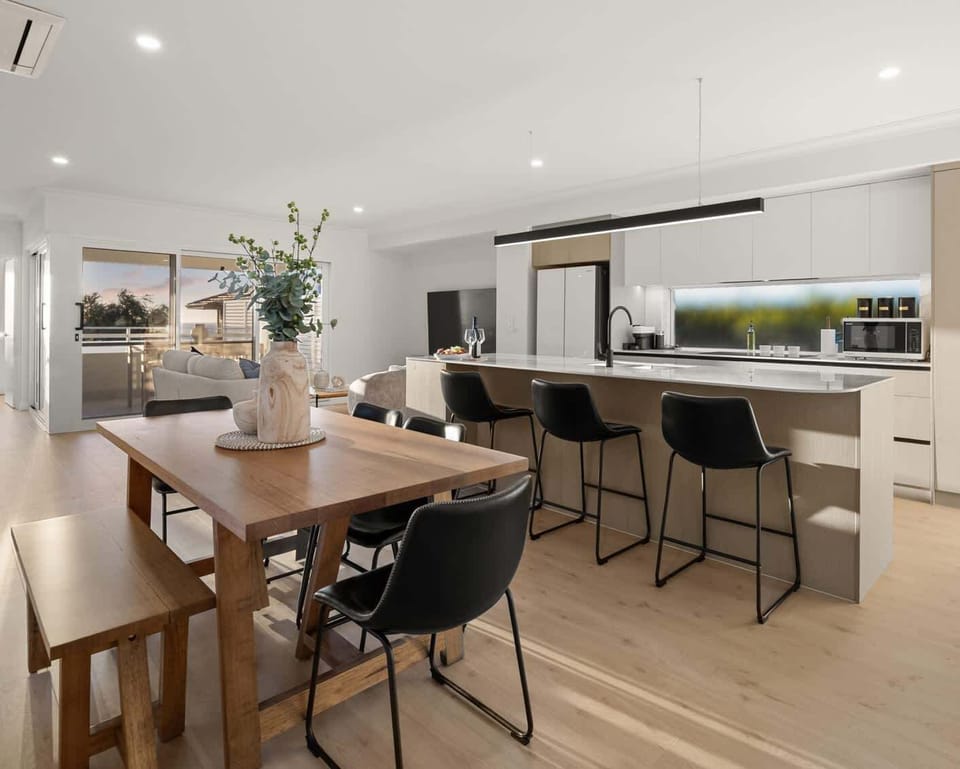 Kitchen/Dining - Air conditioning, Dining Table, Island Bench, Heating, Entertainment Area