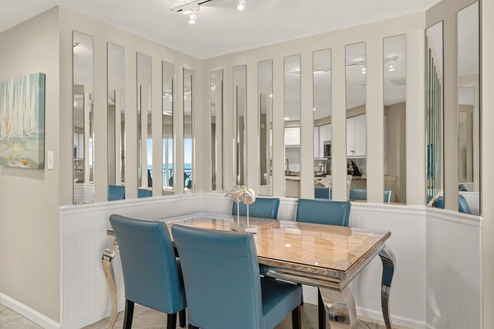 Dining Seats 4