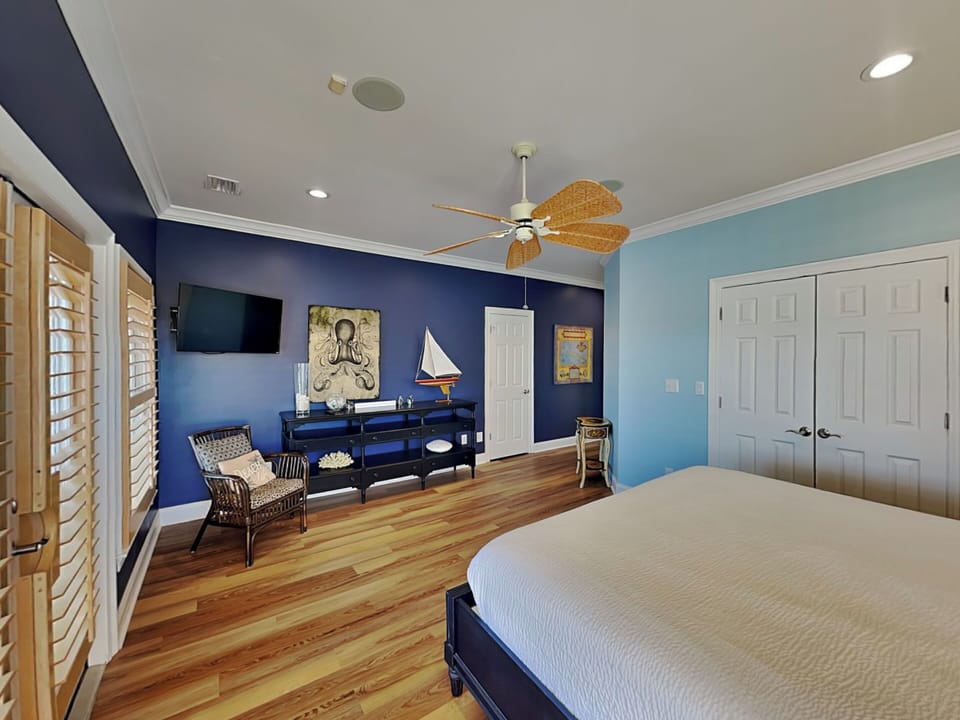 Fourth Bedroom - Smart TV - Third Floor