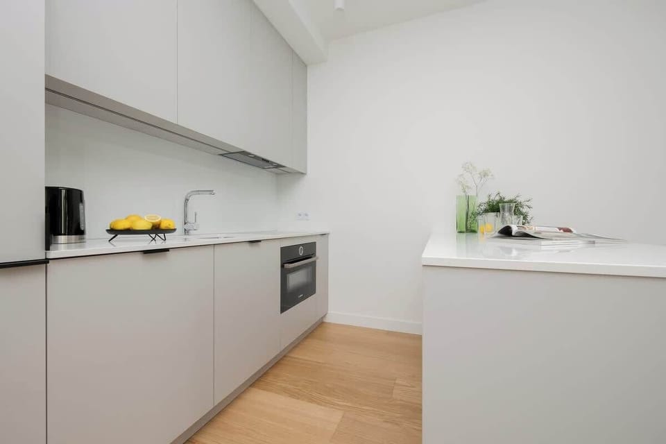 White and functional kitchenette, which makes the preparation of everyday meals and snacks easy and comfortable.