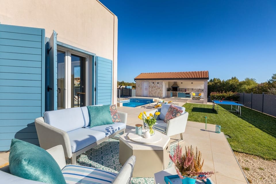 Private heated pool with sun loungers
Outdoor kitchen and BBQ area
Covered outdoor dining table
Private garden with children’s slides
Outdoor lounge for relaxing evenings
Ping pong and table football area