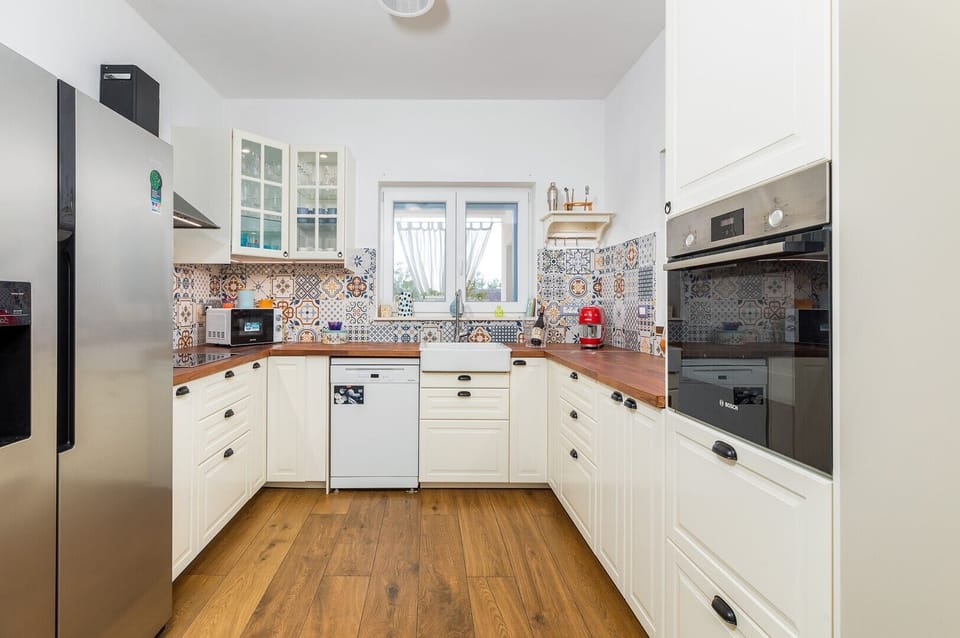 Fully equipped modern kitchen
Dishwasher and induction cooktop
Espresso machine and coffee pot
Oven and complete kitchenware
