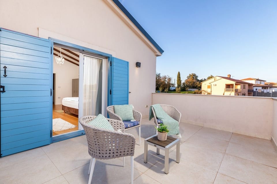 King size beds in spacious rooms
Air conditioned room with balcony
Peaceful sleeping environment
Wardrobe storage space