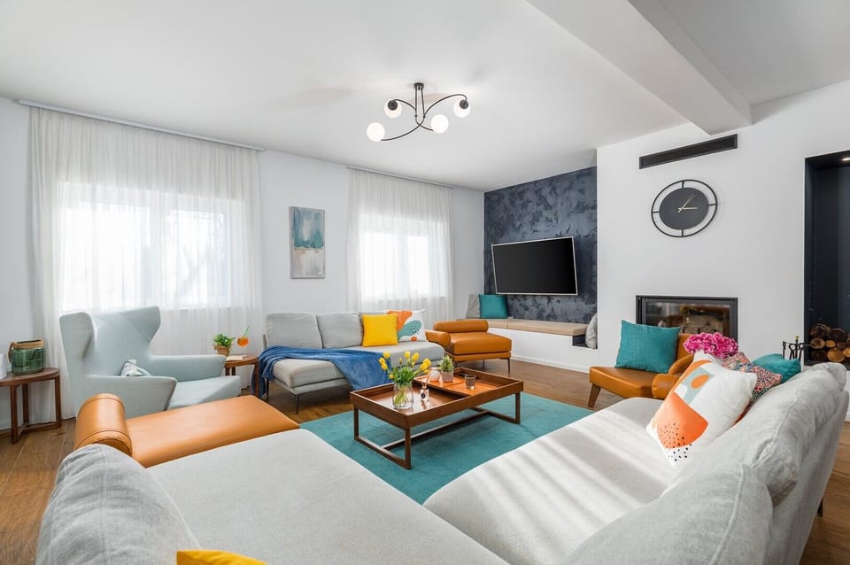 Spacious and bright interior
Smart TV and wood stove
Underfloor and central heating
Air conditioning and dining table
Comfortable seating lounge area