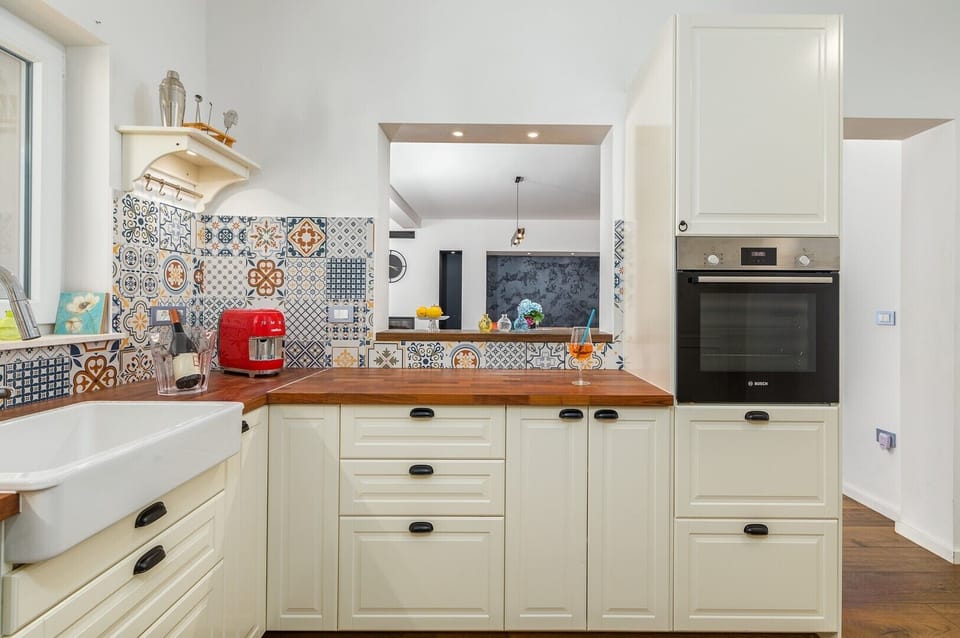 Fully equipped modern kitchen
Dishwasher and induction cooktop
Espresso machine and coffee pot
Oven and complete kitchenware