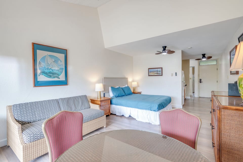 Ocean-themed décor, comfy seating area, and coastal charm throughout.