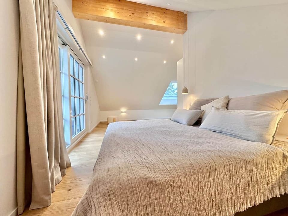 Großes Schlafzimmer mit elektrischen Verdunkelungsvorhängen