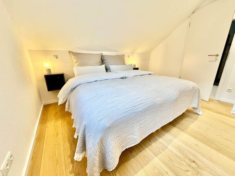 Gemütliches Schlafzimmer mit Doppelbett